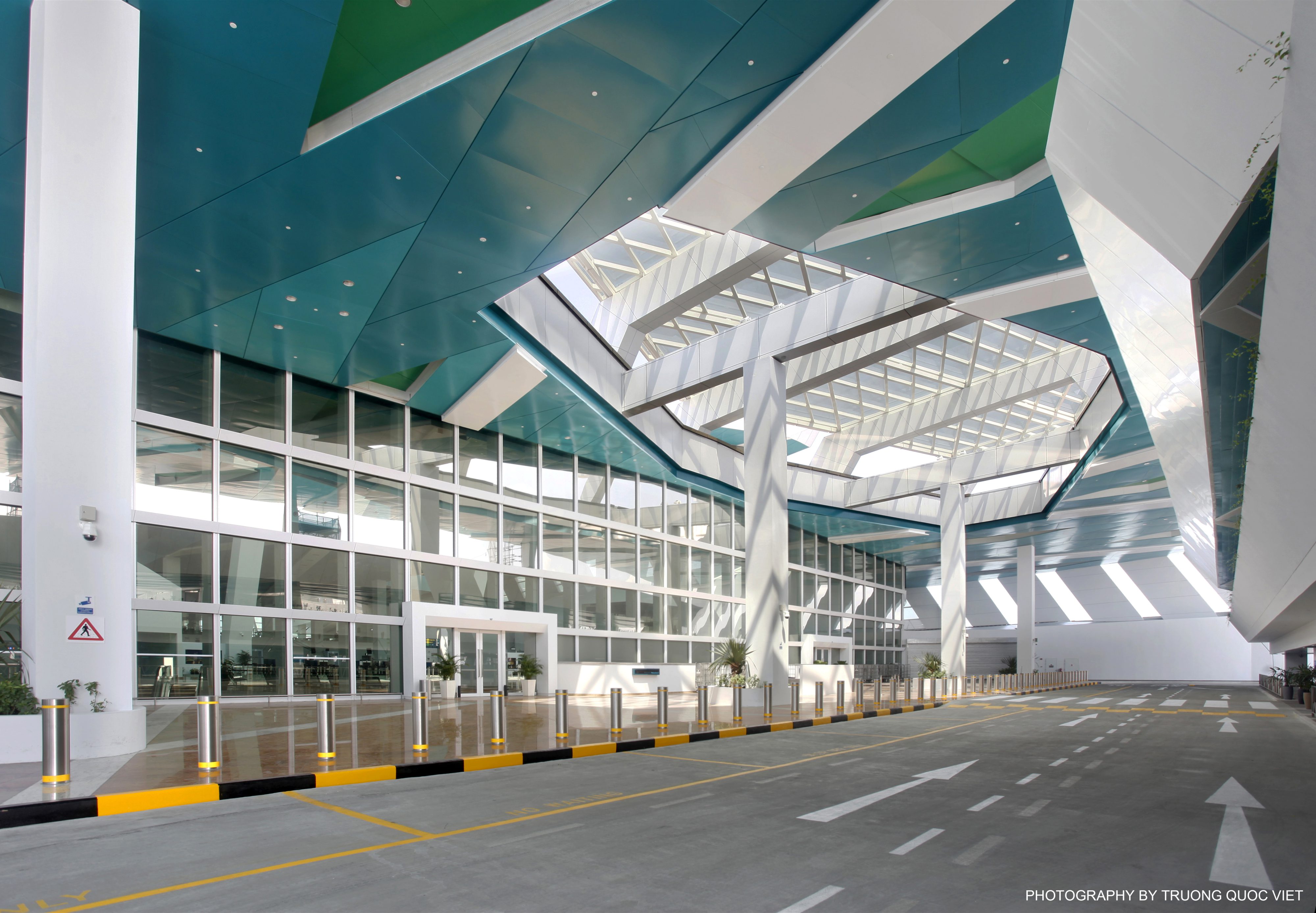 Drop-off area of Marina Bay Cruise Centre Singapore | MORROW